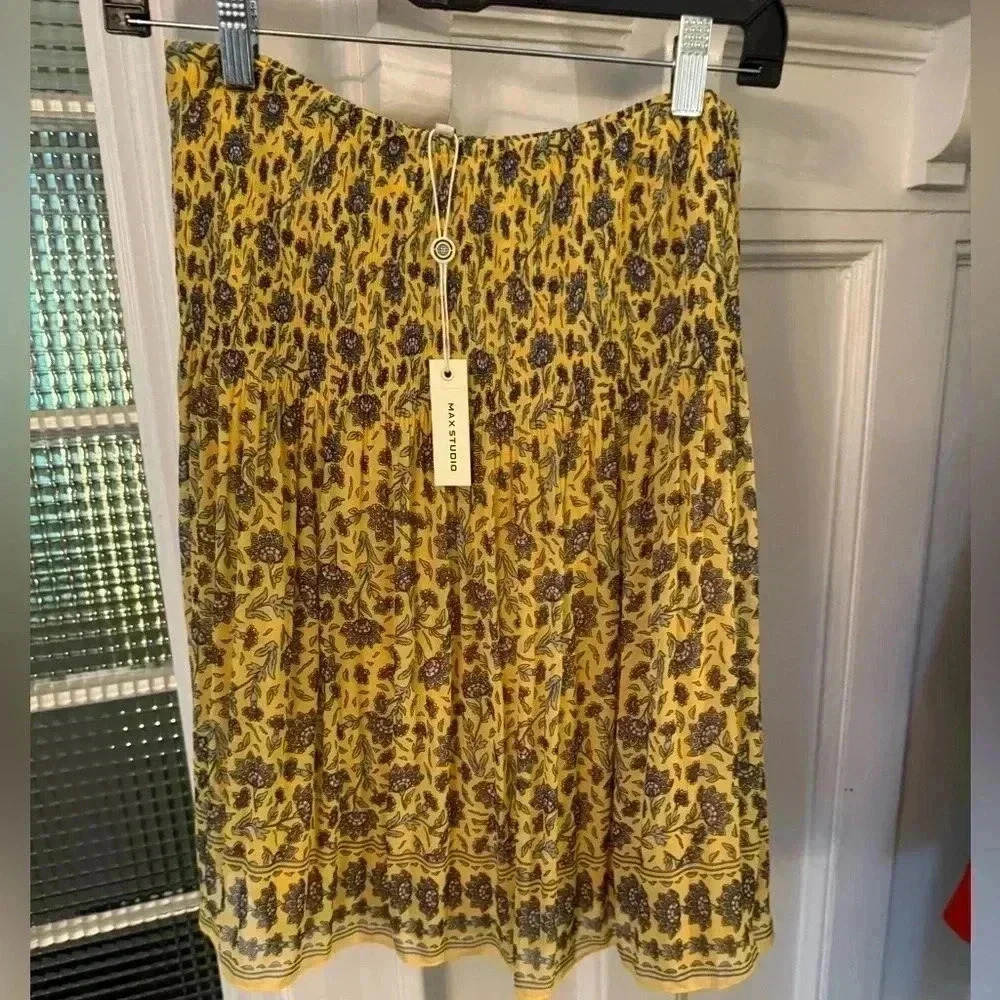 Max studio skirt yellow w/ blue flowers pleated size S NWT